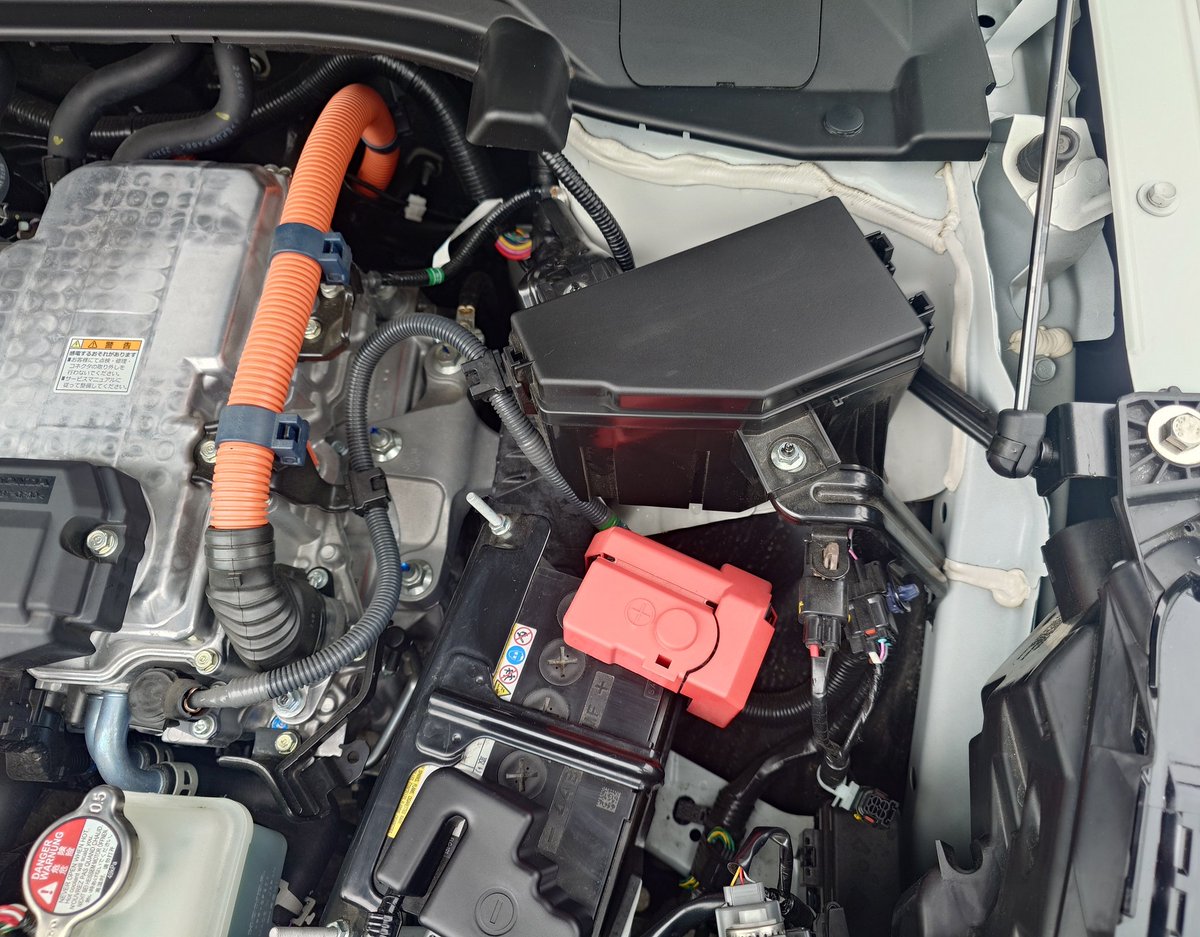 atti_au's tweet photo. 本日は
「どこかでかけるの?」と
←朝からボンネット開けて作業
買物運転手に
開店時間に合わせアウトレットへ

その後ホームセンターにて不足分入手
#ヴェゼル https://t.co/XNTsw8rwpn