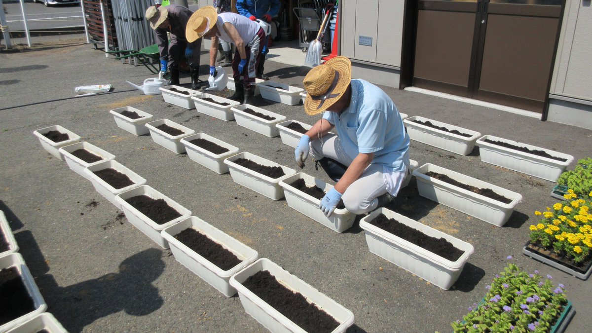 oniyanagi_kc's tweet photo. ７月１日、植栽活動を行いました。暑い中お手伝いいただいた町民の皆様、ありがとうございました。
夏の暑さに負けず、大きく育つことを願っています。 https://t.co/d9QN4C2E8l