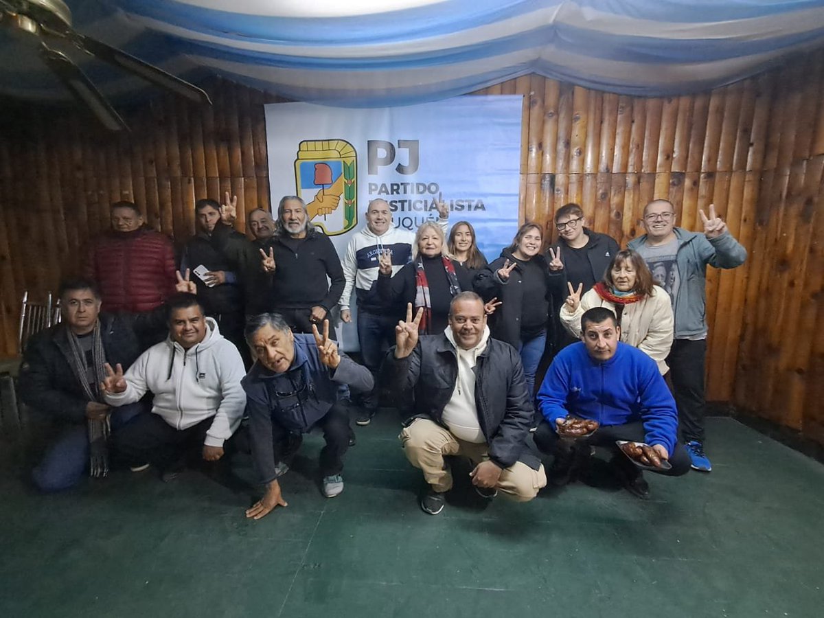 FrentePeroncho's tweet photo. PERÓN FUE RECORDADO EN NEUQUÉN

En el marco de un nuevo aniversario del paso a la inmortalidad de Juan Domingo Perón, este 1° de julio la Agrupación Frente Peronista de la Ciudad de Neuquén se reunió en la sede del Partido Justicialista neuquino, de calle Roca 265 para rendir ... https://t.co/OIZqJ9AXP8