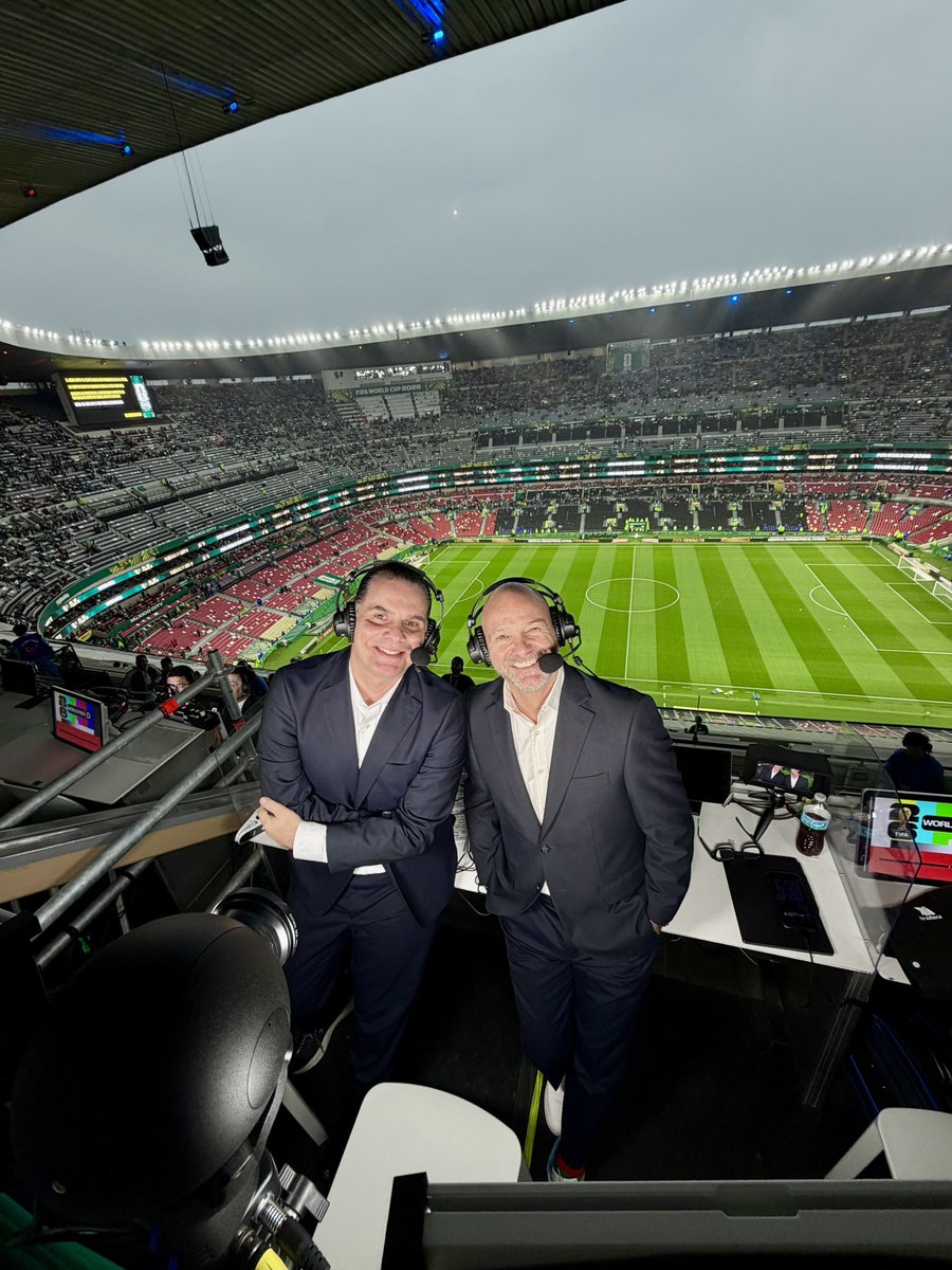 Carlos_Ponz's tweet photo. ¿QUIÉN GANÓ EL RATING? 📺🔥🇲🇽
 
El México vs Ecuador volvió a romper récord de audiencia: Televisa, el ganón total, reporta 35.3 millones (28.4 en TV y 6.9 en ViX).

Pero en el canal contra canal en abierta, hay una Doña Tele preferida para ver al Tri:
 
🇲🇽🆚🇿🇦
Las Estrellas: 4.9
Canal 5: 3.1
Azteca 7: 5.3 🥇
 
🇲🇽🆚🇰🇷
Canal 5: 7.13
Azteca 7: 7.15 🥇
 
🇲🇽🆚🇨🇿
Canal 5: 6.67
Azteca 7: 6.74 🥇
 
🚨
🇲🇽🆚🇪🇨
Azteca 7: 10.12 🥇
Canal 5: 9.13
*Puntos de rating
 
Se rompió el empate técnico en señal abierta, TV Azteca ganó la preferencia por un punto sobre Televisa en los Dieciseisavos, lo que la marca como señal preferida para ver a la Selección Mexicana este Mundial.
@record_mexico