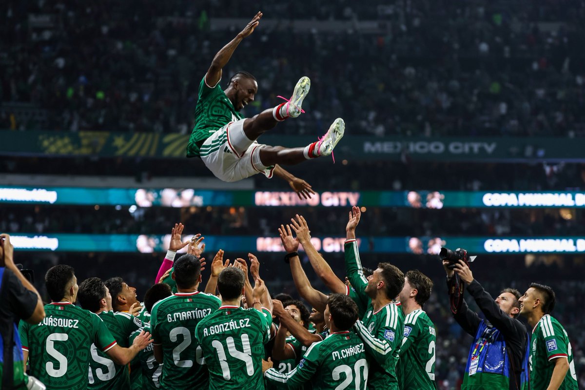 Carlos_Ponz's tweet photo. ¿QUIÉN GANÓ EL RATING? 📺🔥🇲🇽
 
El México vs Ecuador volvió a romper récord de audiencia: Televisa, el ganón total, reporta 35.3 millones (28.4 en TV y 6.9 en ViX).

Pero en el canal contra canal en abierta, hay una Doña Tele preferida para ver al Tri:
 
🇲🇽🆚🇿🇦
Las Estrellas: 4.9
Canal 5: 3.1
Azteca 7: 5.3 🥇
 
🇲🇽🆚🇰🇷
Canal 5: 7.13
Azteca 7: 7.15 🥇
 
🇲🇽🆚🇨🇿
Canal 5: 6.67
Azteca 7: 6.74 🥇
 
🚨
🇲🇽🆚🇪🇨
Azteca 7: 10.12 🥇
Canal 5: 9.13
*Puntos de rating
 
Se rompió el empate técnico en señal abierta, TV Azteca ganó la preferencia por un punto sobre Televisa en los Dieciseisavos, lo que la marca como señal preferida para ver a la Selección Mexicana este Mundial.
@record_mexico