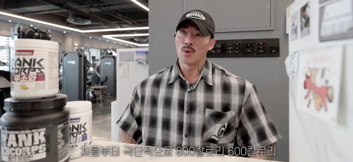 jk_sats's tweet photo. ★"여성"만의💁‍♀️다이어트 운동법🏋️‍♀️

유튜브에서 한 헬스 트레이너가
여성 운동법과 생리 주기별 운동 조절법을
정리한 영상을 봤음.

① 웨이트가 여성에게 더 중요한 이유
1) 유산소만 하면 체중은 빠져도 몸매는 안 변함
2) 처진 팔뚝·엉덩이는 웨이트로만 변함
3) 어깨 넓어 보이는 주범은 삼두(팔뚝 뒤) 살
   → 뒤에서 살 접으면 어깨 좁아 보임
4) 절대 남자처럼 커지지 않음 (테스토스테론)

② 생리 주기별 운동 강도
1) 생리 직후: 컨디�� 최고 → 고강도 OK
2) 생리 전: 몸 좀 무겁지만 강도 유지 가능
3) 생리 중: 회복력 떨어짐 → 70~80% 강도
4) 생리 중 체중 증가는 붓기 (3kg 정도)
   → 절대 먹는 양 줄이지 말 것
   →생리 끝나고 알아서 빠짐

③ 여성이 자주 하는 실수
1) 너무 가벼운 무게로 함 → 몸 변화 없음
2) 너무 적게 먹으면 호르몬 무너짐
   → 생리 불순·피부 저하까지 옴
3) 여성은 유연성이 너무 좋아서 오히려 문제
   - 무릎·허리·팔꿈치 끝까지 꺾지 말기

④ 여성의 장점 살리기
1) 남성보다 회복 빨라서 운동량 많이 해도 OK
2) 상체 운동도 빠뜨리지 말기 (하체만x)
3) 고강도 운동 → 성장호르몬 분비 → 피부도 좋아짐

유산소는 보조이고
웨이트가 메인이어야
몸매가 진짜 바뀐다고 함. 🥺