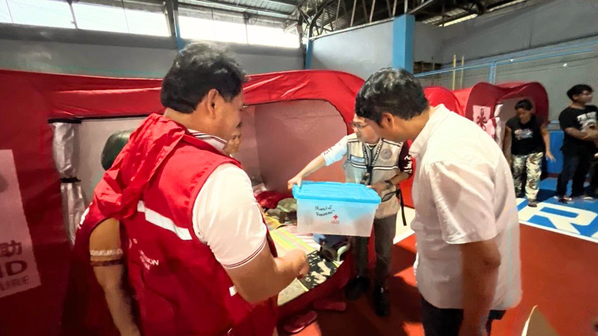 dswdserves's tweet photo. DSWD 🤝 People’s Republic of China, Nakiisa sa Pagbisita sa mga Evacuation Center sa Malapatan, Sarangani

Patuloy na tinitiyak ng DSWD na ang bawat humanitarian assistance na natatanggap ng Kagawaran ay naihahatid at napapakinabangan ng mga pamilyang naapektuhan ng lindol sa Mindanao.

Sa pangunguna ni DSWD Field Office (FO) 12 - SOCCSKSARGEN Regional Director Loreto Cabaya, nakiisa ang mga kinatawan ng Consulate General of the People’s Republic of China sa pagbisita sa Poblacion Gym Evacuation Center at Sapu Padidu Evacuation Center sa Malapatan, Sarangani nitong Miyerkules (Hulyo 1).

Sa pagbisitang ito, nasaksihan nila kung paano nagiging mahalagang bahagi ng pang-araw-araw na pamumuhay ng mga evacuees ang mga modular tents, sleeping kits at kitchen kits na naipamahagi sa pamamagitan ng DSWD.

Sa direktiba ni Pangulong Ferdinand R. Marcos Jr., patuloy na pinalalakas ng DSWD ang pakikipagtulungan sa mga development at humanitarian partners para masiguro na ang bawat donasyon ay naipaaabot sa mga komunidad na higit na nangangailangan at nagiging tunay na suporta sa kanilang pagbangon. (AL)

@rex_gatchalian 

#BawatBuhayMahalagaSaDSWD ❤️
#EarthquakeMindanao
#EarthquakePH
#LindolPH