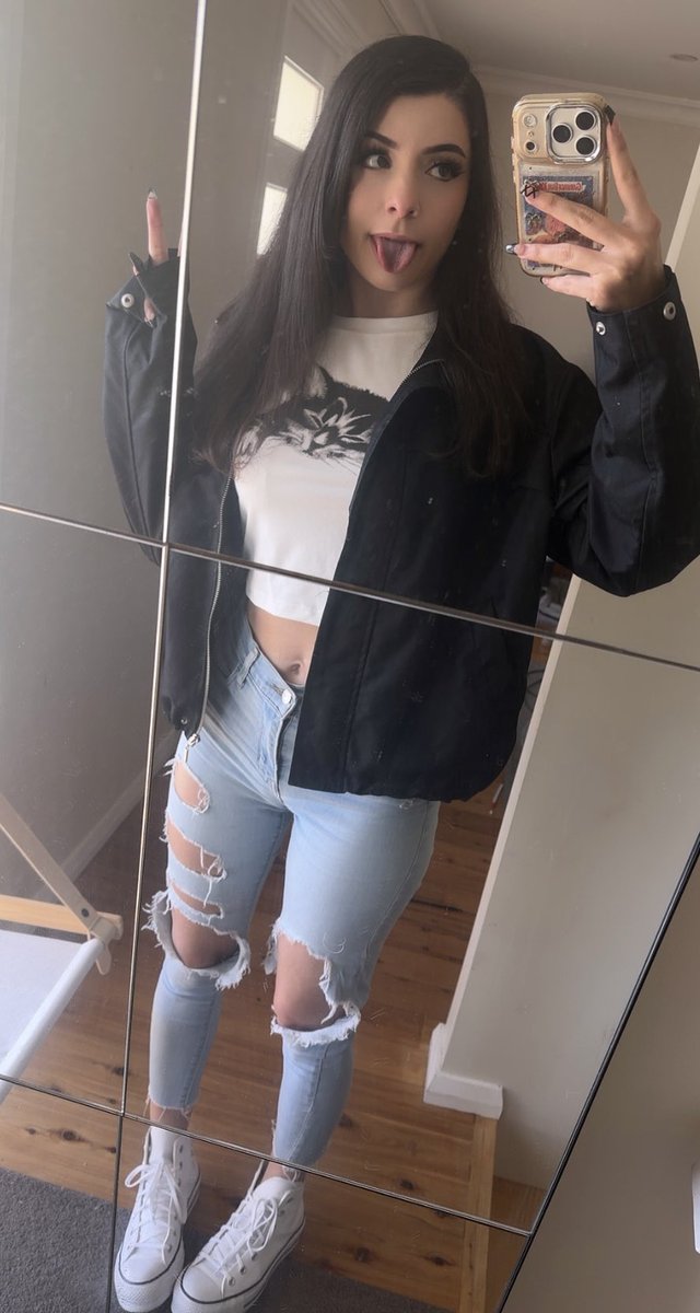 minacakes_12's tweet photo. The girl who made my coffee today said my shirt was coollll
And yes I used my kitten’s hammock to take the second pic hehe
#OOTD #alt #converses #petite https://t.co/kBjJSL7dlH