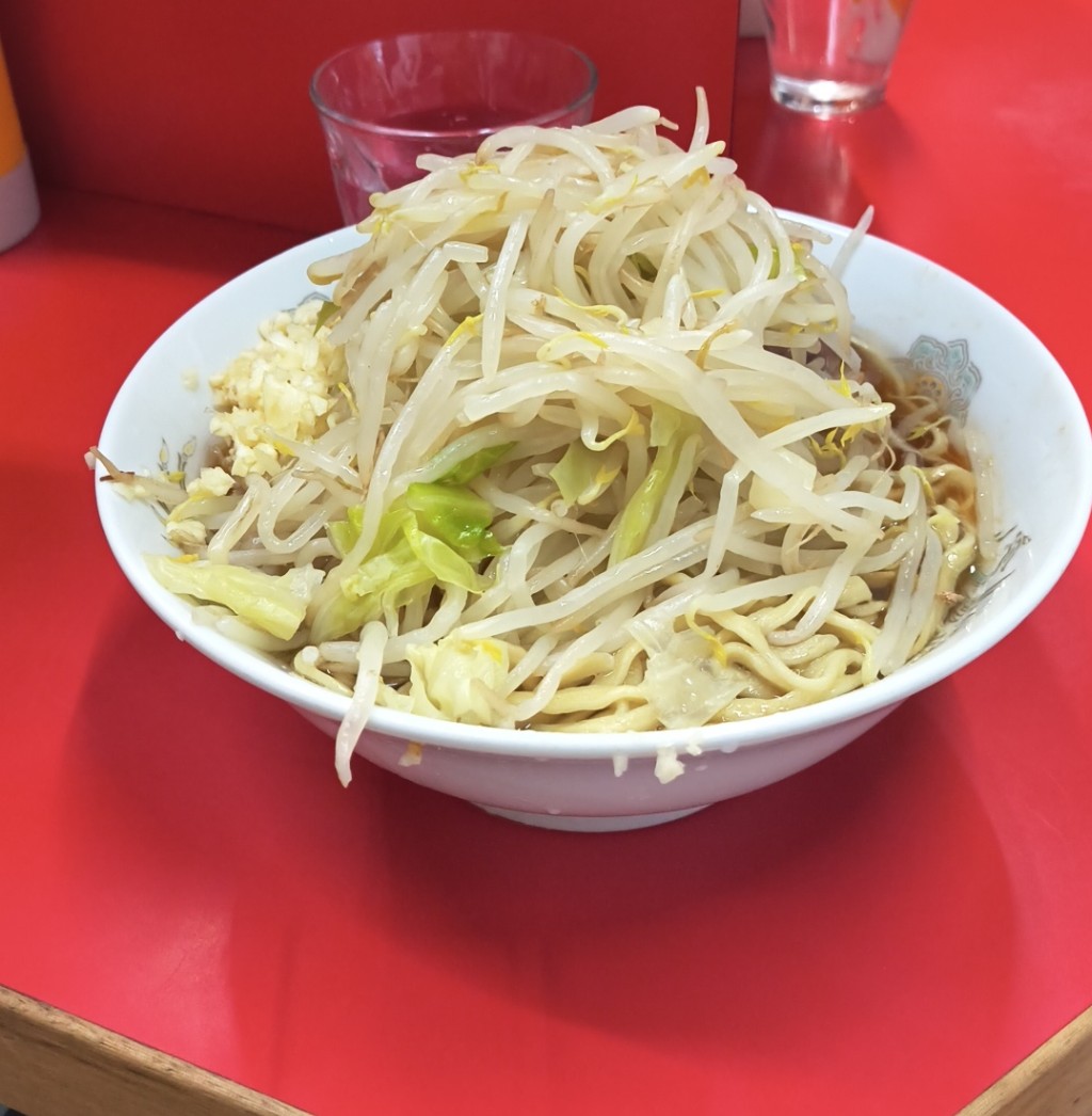 ToygerLiger's tweet photo. ラーメン二郎　三田本店さん
小カタメヤサイマシマシニンニク

ニンニクなしのつもりが言ってたみたい
豚を贈呈したら、何故か返ってきた笑
足りないとかの考えじゃあなくて、楽しいと美味しいで気持ちいっぱいでした♪
何かやらかしたらしいけど覚えてません汗 https://t.co/JRLWe3xde6