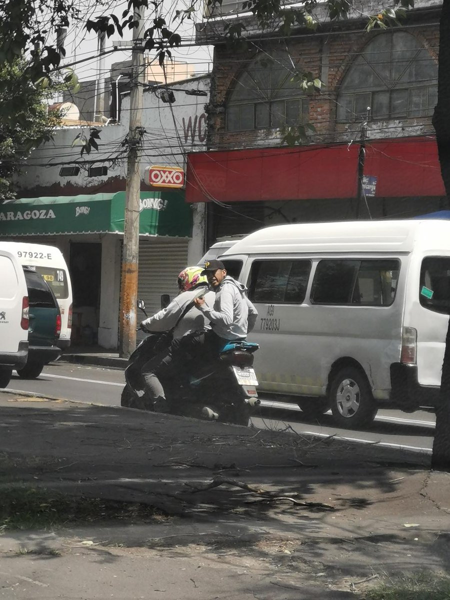 cuartodemillamx's tweet photo. Hola Ricardo buenas tardes! Te escribo porque en menos de un mes 2 diferentes motosimios me han golpeado mi camioneta, hoy la verdad fue algo traumatico porque al ver que no me pare cuando me hicieron señas, intentaron pararme pero no tuvieron la oportunidad, sin embargo, dejaron golpes en mi carrocería, si yo hubiera tirado al par de la moto, te apuesto que mil motosimios no me hubieran dejado avanzar hasta hacerme responsable y ahí es donde me da mil coraje, impotencia y tristeza porque no es la primera vez que un motosimio daña mi vehículo y queda impune, te comparto las fotos que pude tomar, esperando que cada mujer que salga, Dios la cuide y no le pase, lo que a mi me pasó.