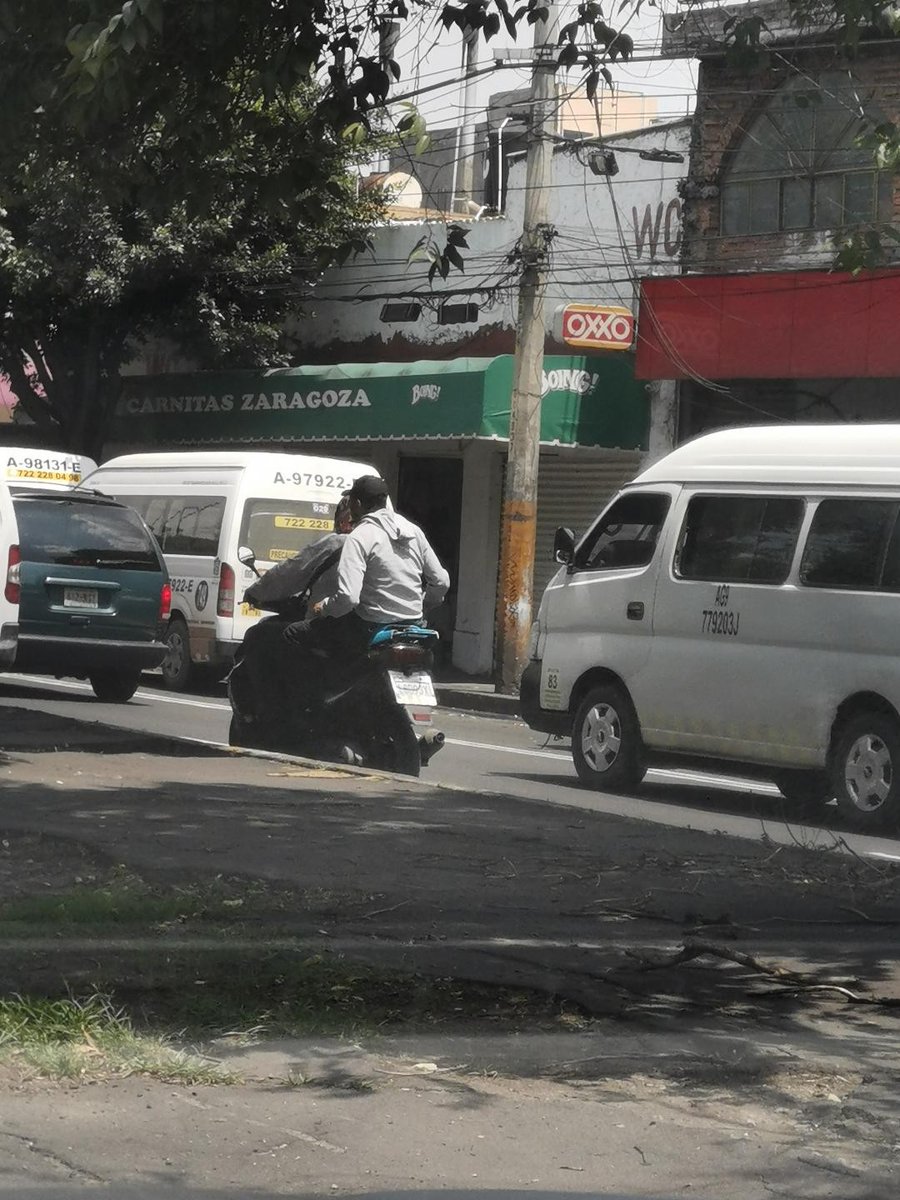 cuartodemillamx's tweet photo. Hola Ricardo buenas tardes! Te escribo porque en menos de un mes 2 diferentes motosimios me han golpeado mi camioneta, hoy la verdad fue algo traumatico porque al ver que no me pare cuando me hicieron señas, intentaron pararme pero no tuvieron la oportunidad, sin embargo, dejaron golpes en mi carrocería, si yo hubiera tirado al par de la moto, te apuesto que mil motosimios no me hubieran dejado avanzar hasta hacerme responsable y ahí es donde me da mil coraje, impotencia y tristeza porque no es la primera vez que un motosimio daña mi vehículo y queda impune, te comparto las fotos que pude tomar, esperando que cada mujer que salga, Dios la cuide y no le pase, lo que a mi me pasó.