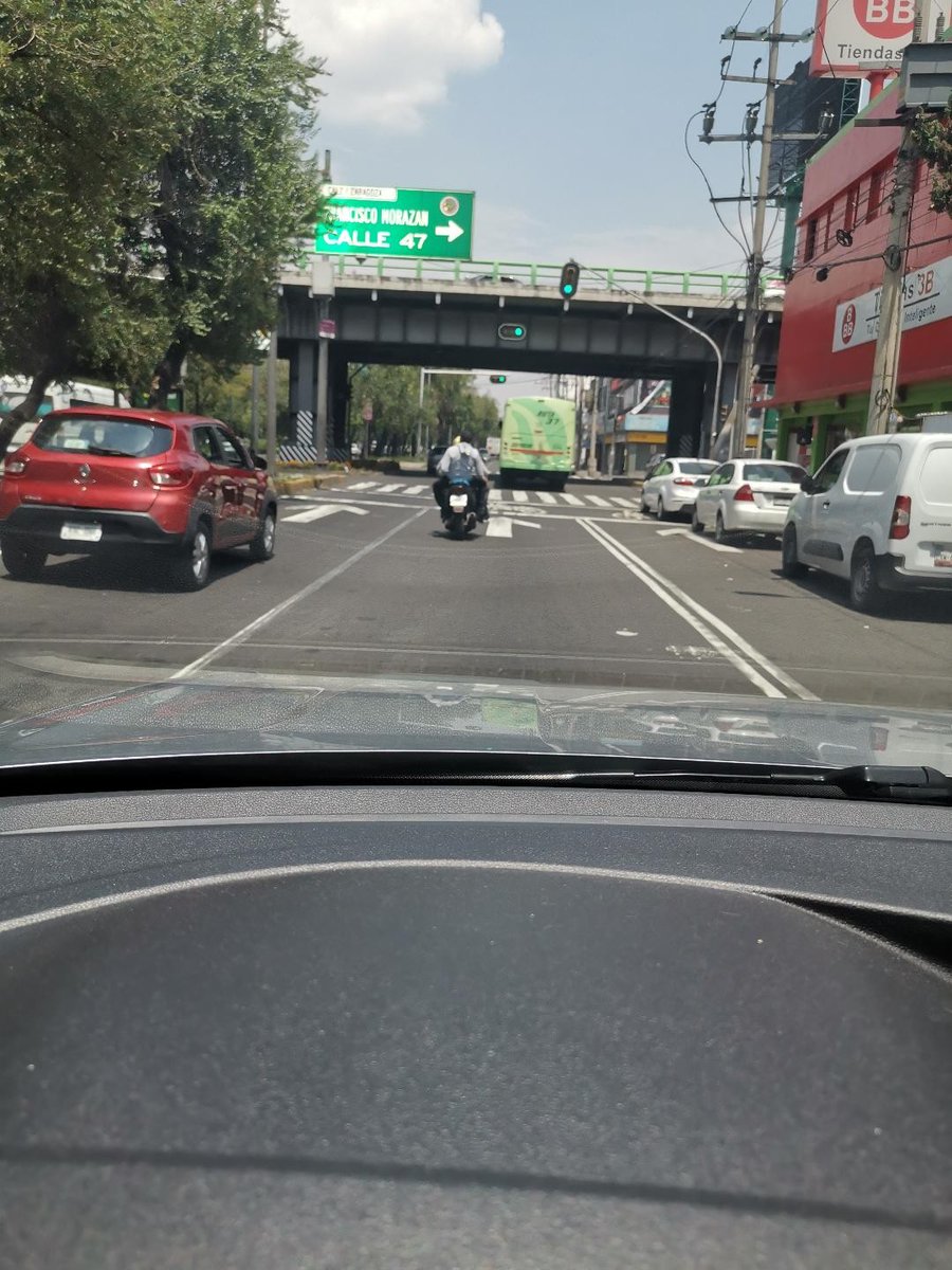 cuartodemillamx's tweet photo. Hola Ricardo buenas tardes! Te escribo porque en menos de un mes 2 diferentes motosimios me han golpeado mi camioneta, hoy la verdad fue algo traumatico porque al ver que no me pare cuando me hicieron señas, intentaron pararme pero no tuvieron la oportunidad, sin embargo, dejaron golpes en mi carrocería, si yo hubiera tirado al par de la moto, te apuesto que mil motosimios no me hubieran dejado avanzar hasta hacerme responsable y ahí es donde me da mil coraje, impotencia y tristeza porque no es la primera vez que un motosimio daña mi vehículo y queda impune, te comparto las fotos que pude tomar, esperando que cada mujer que salga, Dios la cuide y no le pase, lo que a mi me pasó.