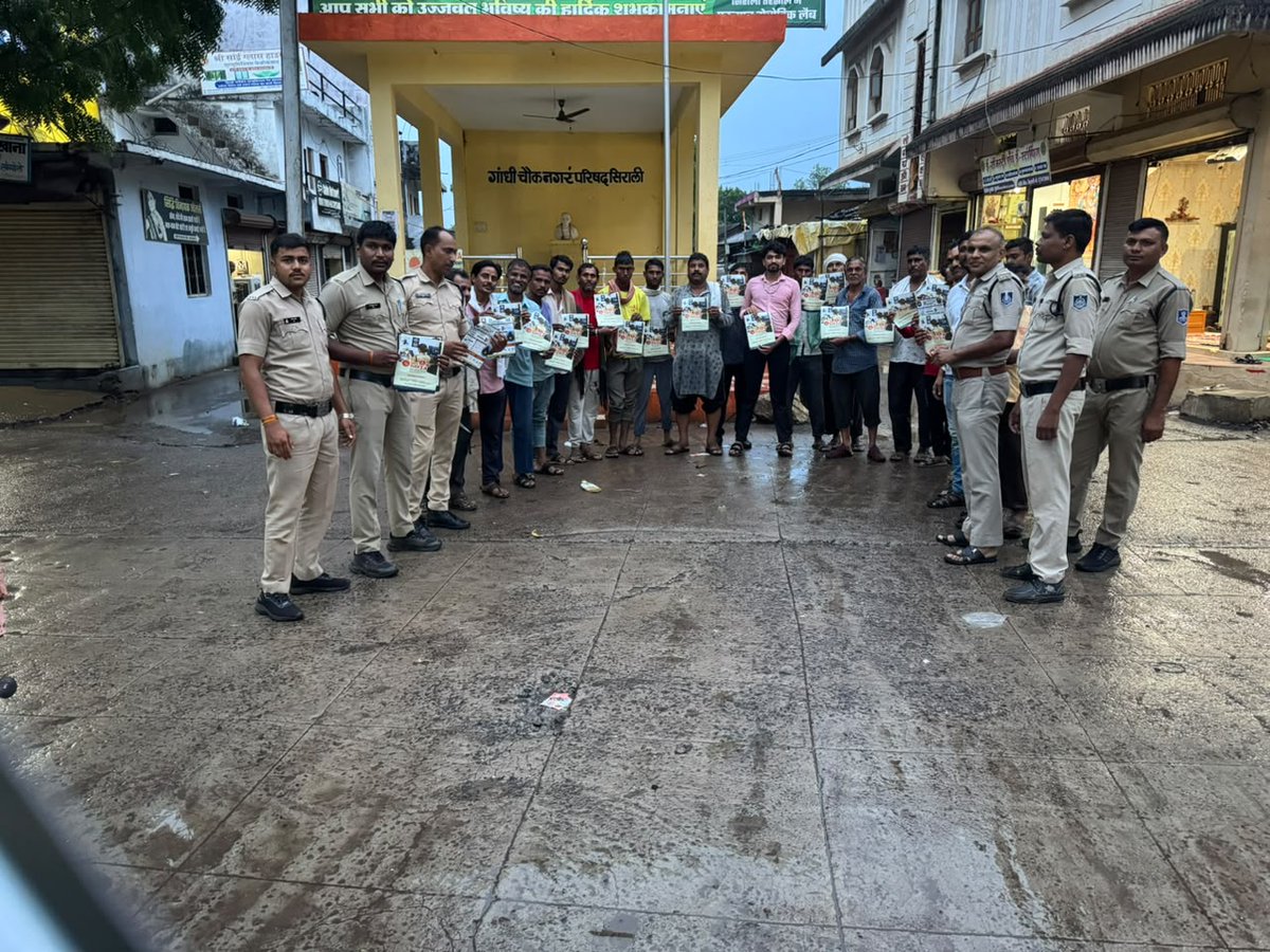 OfficialSPharda's tweet photo. #safeclick 2.0 
थाना सिराली द्वारा कस्बा के गाँधी चौक पर सायबर जागरूकता अभियान के तहत नागरिकों को किया जागरूक 
@CMMadhyaPradesh 
@DGP_MP 
@igp_hbd 
@MPPoliceDeptt https://t.co/9NYNEJt7Co