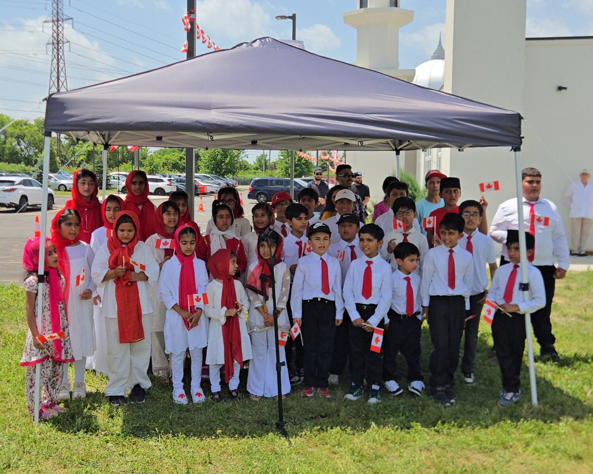 AMJBaitulEhsan's tweet photo. Thank you to everyone who joined our first Canada Day celebration at Baitul Ehsan Mosque. 

From flag hoisting with kids singing the national anthem to fire truck fun, BBQ, cake, and family activities, it was a day to remember. 🇨🇦 

#CanadaDay #Windsor #BaitulEhsan https://t.co/4LDszu96QK