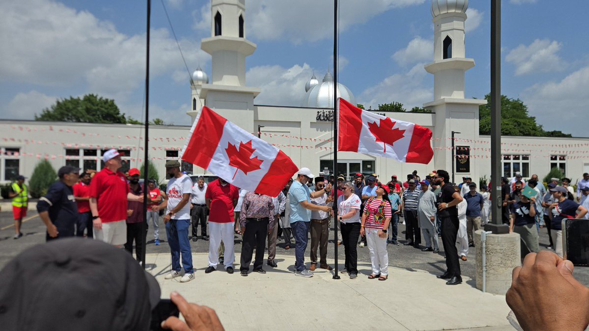 AMJBaitulEhsan's tweet photo. Thank you to everyone who joined our first Canada Day celebration at Baitul Ehsan Mosque. 

From flag hoisting with kids singing the national anthem to fire truck fun, BBQ, cake, and family activities, it was a day to remember. 🇨🇦 

#CanadaDay #Windsor #BaitulEhsan https://t.co/4LDszu96QK