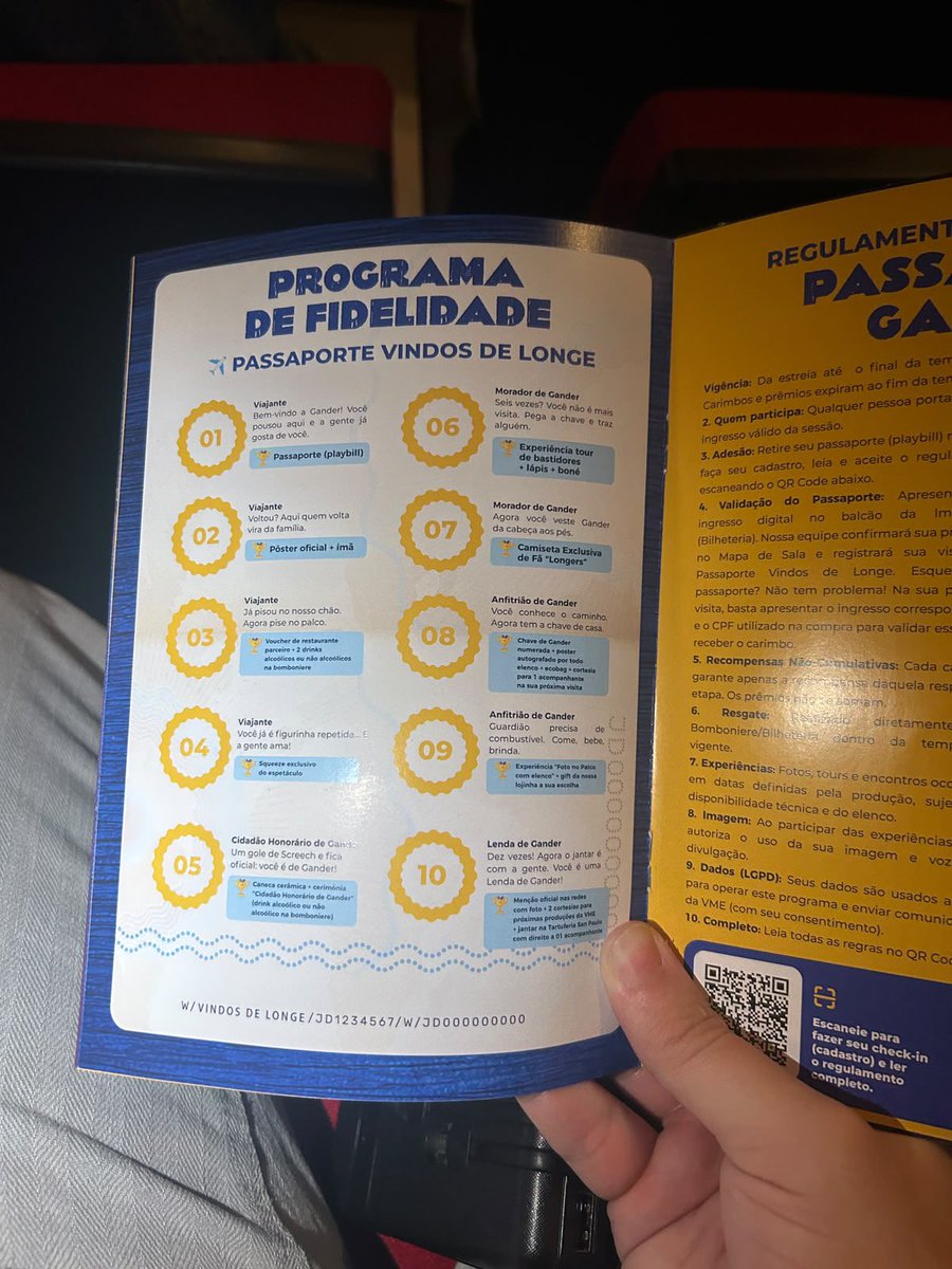 areviewmusical's tweet photo. ✈️ 'Vindos de Longe' também entrou na moda dos programas de fidelidade. 

Pra quem entrar no Passaporte Vindos de Longe pode ganhar recompensas que vão desde posters até jantar com um acompanhante. https://t.co/RepwvSeRkP