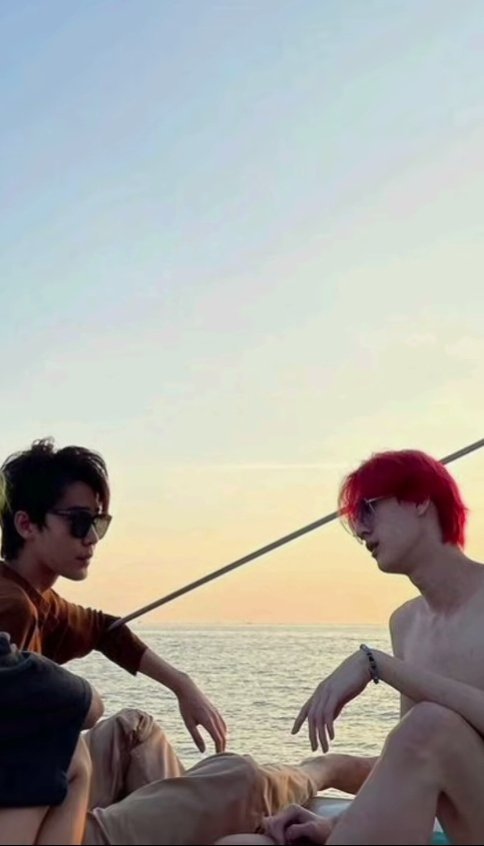 huh_zekewho's tweet photo. I've already seen this photo years ago but every time I accidentally saw this I always got the same feeling, I feel like all my nerve stop working because the tension I feel on their eye contact is insaneeee. Damnnnn

#Dewtee https://t.co/MPqGvtJLq5