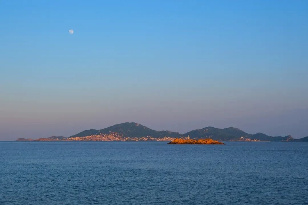 SrPOM5S0lGmmy4I's tweet photo. Colorful sea at dawn & dusk. Chill under trees at noon, watch sunlight dance on water. Full moon above Huanglong stone houses at night.
朝暮海染霞光,午后树荫观波光,入夜圆月静照黄龙古石屋。
#ZhoushanTravel #SeaView #SlowIslandLife https://t.co/jlmnERE9RY