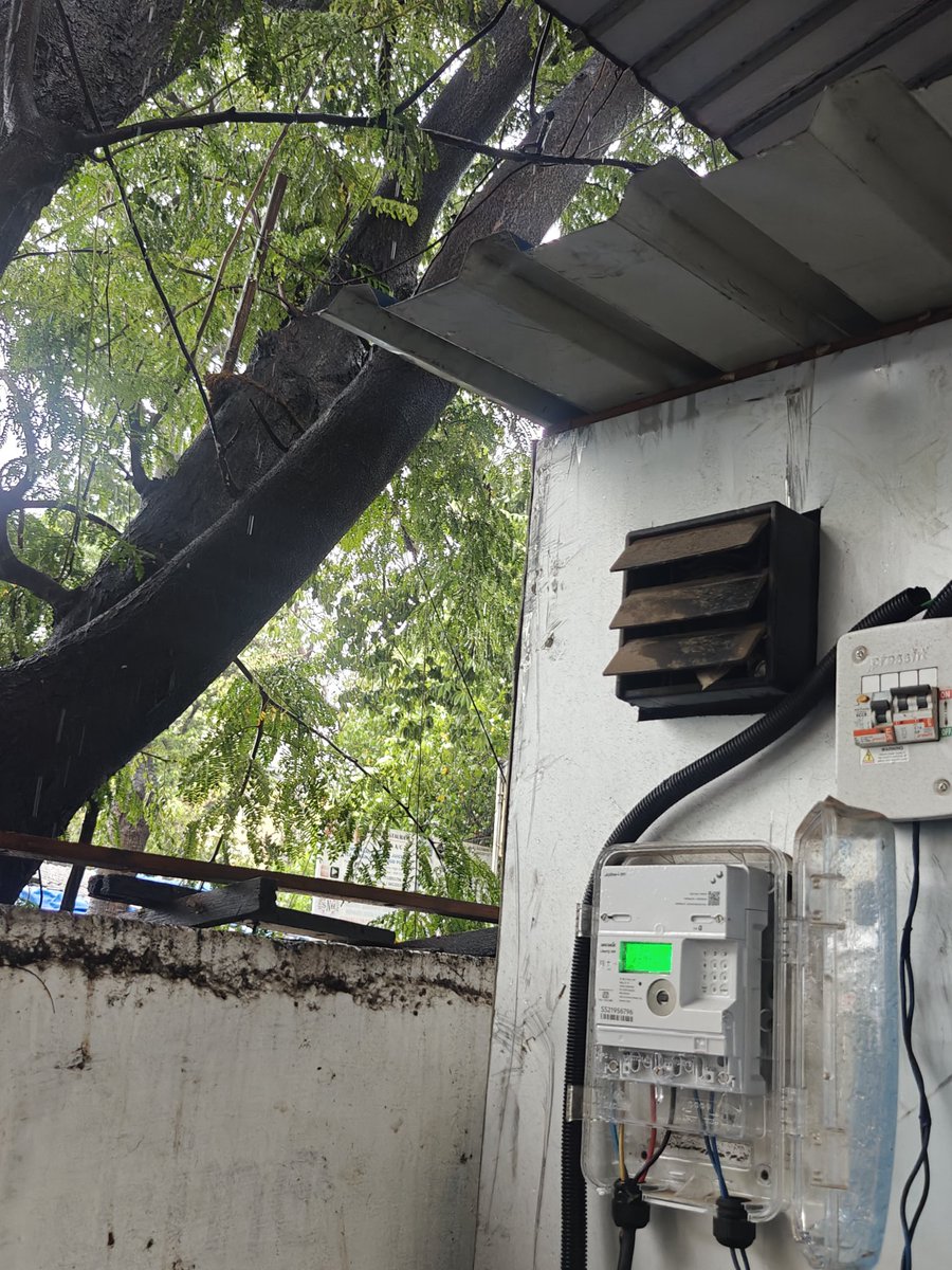 krishna09091's tweet photo. @drmbct this electricity box is open at sewri station please get it closed and clean. To avoid any uneven situation https://t.co/5cwOP6O9b0