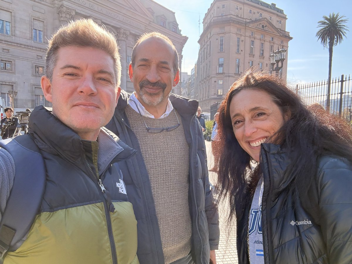 cchiramberro's tweet photo. Hoy me crucé con @FabianWaldman  en la Casa Rosada y no dudé en pedirle una foto

Valoro a los periodistas que hacen preguntas incómodas, investigan y no se conforman con el discurso oficial de turno.

Fabián tiene una larga trayectoria cubriendo la política argentina y, en los últimos años, se volvió una de las voces más reconocidas por insistir con preguntas que muchos prefieren esquivar. Ese es, justamente, el rol que debería cumplir el periodismo: controlar al poder, sea quien sea el que gobierne.

Gracias por la buena predisposición y por seguir haciendo periodismo con convicción. 👏

#CasaRosada #Periodismo #Argentina #LibertadDePrensa #Democracia #FabiánWaldman