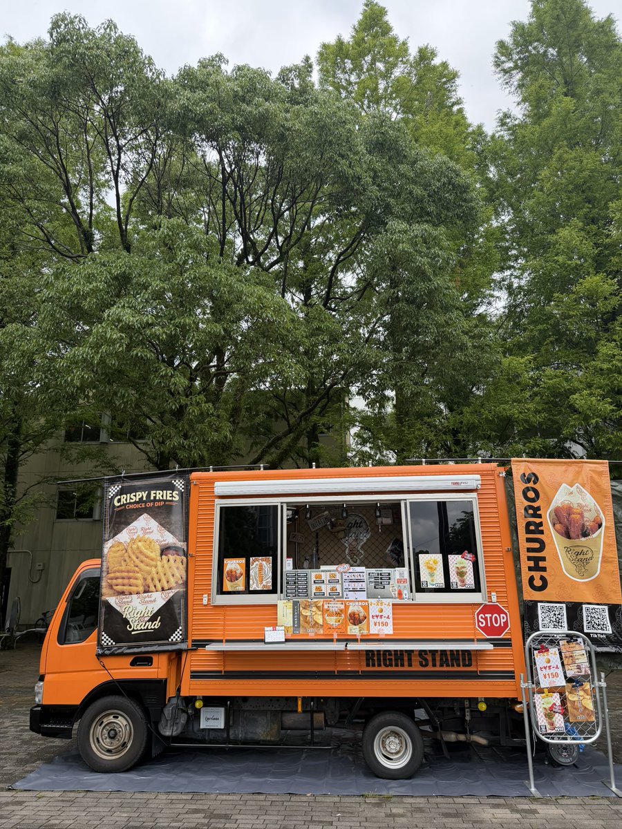 RightStand0204's tweet photo. 本日は北九州市立大学北方キャンパスにて出店しております🚚🍟
初出店なのでたくさんきてくれると嬉しいな♡
#RightStand #福岡 #北九州 #キッチンカー #SHOPSTOP https://t.co/TNrCzjx2xY