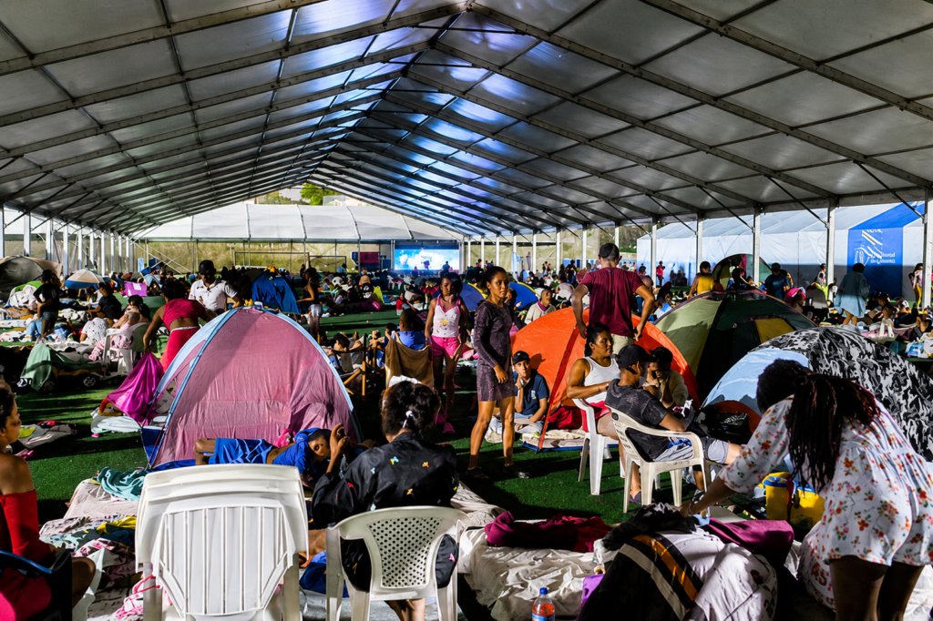 nuriapiera's tweet photo. A una semana de los sismos en Venezuela, miles sobreviven entre refugios improvisados y la incertidumbre https://t.co/rWTh9fKcIm #NDigital https://t.co/Kwzne6wf7u