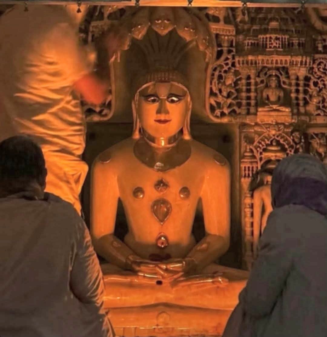 TanviSolanki_'s tweet photo. श्री शंखेश्वर तीर्थ यात्रा ⛰️  

  💫    उत्तर गुजरात में वढ़ियार नामक एक प्रदेश है। इसका मुख्य शहर राधनपुर है। राधनपुर में ‘शंखेश्वर’ नाम का एक गाँव है। प्राचीन लेखों में इसका उल्लेख ‘शंखरपुर’ नाम से मिलता है। लेकिन जब शंखेश्वर पार्श्वनाथ तीर्थ की महिमा फैलने लगी, तब इसका नाम ‘शंखेश्वर’ पड़ गया, ऐसा प्रतीत होता है। यह नाम इतना प्रभावशाली बन गया कि अनेक स्थानों पर शंखेश्वर पार्श्वनाथ के जिनालय स्थापित हो गए। शास्त्रीय नाम शंखपुर ह��ने के कारण आधुनिक रचनाओं में भी इस नाम का उल्लेख देखने को मिलता है।
In the ancient Jain Scriptures: 
        जैन ग्रंथों के अनुसार, अत्यंत प्राचीन काल में आषाढ़ी नामक एक श्रावक ने चारूप, स्तंभपुर और इस शंखेश्वर में स्थित प्रतिमाओं का निर्माण करवाया था। जरासंध और श्रीकृष्ण के बीच युद्ध के समय, जरासंध ने श्रीकृष्ण की सेना पर जरा डाली थी। तब श्री अरिष्टनेमि भगवान ने शंखेश्वर पार्श्वनाथ भगवान का स्नात्र
 जल सेना पर छ��ड़का, जिससे तुरंत वह उपद्रव शांत हो गया। ऐसे अनेक चमत्कारों की कथाएँ ग्रंथों में और लोककथाओं में आज भी प्रचलित हैं। कुल मिलाकर इस प्रतिमा की महिमा अद्भुत है।
The Iconic History ⚡ 
           शंखेश्वर तीर्थ का ऐतिहासिक काल महामंत्री सज्जनशाह द्वारा विक्रम संवत 1155 में शंखेश्वर में मंदिर निर्माण से प्रारंभ होता है। किंतु जैन प्रबंध ग्रंथों के उल्लेख से ज्ञात होता है कि यह गाँव प्राचीन काल से ही अस्तित्व में था और अत्यंत समृद्ध था। वनराज चावड़ा का लूटमार भरा जीवन पंचासरा और शंखेश्वर के आसपास के क्षेत्र में आरंभ हुआ था, इससे भी यह अनुमान होता है कि यह गाँव उससे पहले का है। इस गाँव के नाम पर ही ‘शंखेश्वर गच्छ’ की स्थापना हुई।

Jain Population: 
           सन�� 1941 की जनगणना के अनुसार, इस गाँव में कुल 380 घर और 1250 की आबादी थी। वर्तमान में यहाँ वीशाश्रीमाली श्रावक वाणिया के 7 घर हैं, जिनमें 13 लोग रहते हैं। इतनी कम आबादी के बावजूद गाँव की रौनक अच्छी है। धर्मशाला में यात्रियों की आवाजाही, कारखाना पेढ़ी और भव्य जिनालय के कारण यह छोटा सा नगर भी सुंदर और आकर्ष��� प्रतीत होता है।

     शंखेश्वर गाँव के मध्य भाग में श्री शंखेश्वर पार्श्वनाथ भगवान के पश्चिमाभिमुख पुराने मंदिर का एक खंडहर खड़ा है। और गाँव के पश्चिमी प्रवेश द्वार पर पूर्वाभिमुख श्री शंखेश्वर पार्श्वनाथ का नया जिनालय देव-विमान की भाँति शोभायमान है।