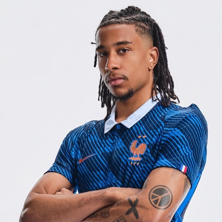 MadridXtra's tweet photo. 🚨 JUST IN: Florentino Pérez is OBSESSED with Michael Olise.

Real Madrid have NOT stopped thinking about him, he is the DREAM SIGNING.

At the moment, Bayern are INSISTING to keep him and RENEW his contract. 

In any case, I will keep you posted. @FabrizioRomano https://t.co/qCtiKZ8GDB
