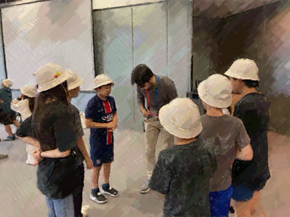 onarimones's tweet photo. ５年校外学習（TGG）①
最初に各グループで自己紹介をしました。名前は？出身は？好きな果物は？英語の質問にすらすら答えています。 https://t.co/gDJ2FrT2ln