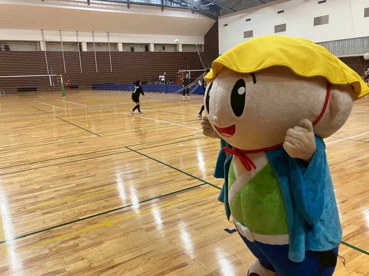 tabimaru_kst's tweet photo. 6月28日（日）に草津市総合体育館で開催された、
「第９回草津たび丸杯バレーボール大会」に行ってきたたび🏐
選手のみんなが熱い闘いをくりひろげていたたび🔥

#滋賀県 #草津市 #たび丸 #第9回たび丸杯 https://t.co/KE2h0D0qAr