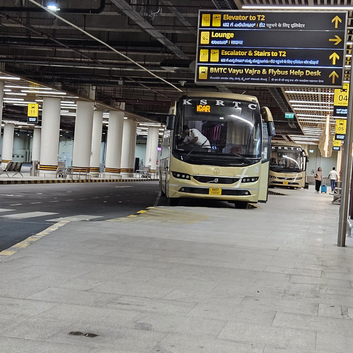 Premanand_P's tweet photo. Bengaluru airport bus bay at international terminal. Volvos for long distance and regular AC buses for city commute. Metro to Aiport is almost done. I had hope that Parandur will have better facilities than this. Everything is screwed now
cc: @UpdatesChennai https://t.co/s3J89b7pNx