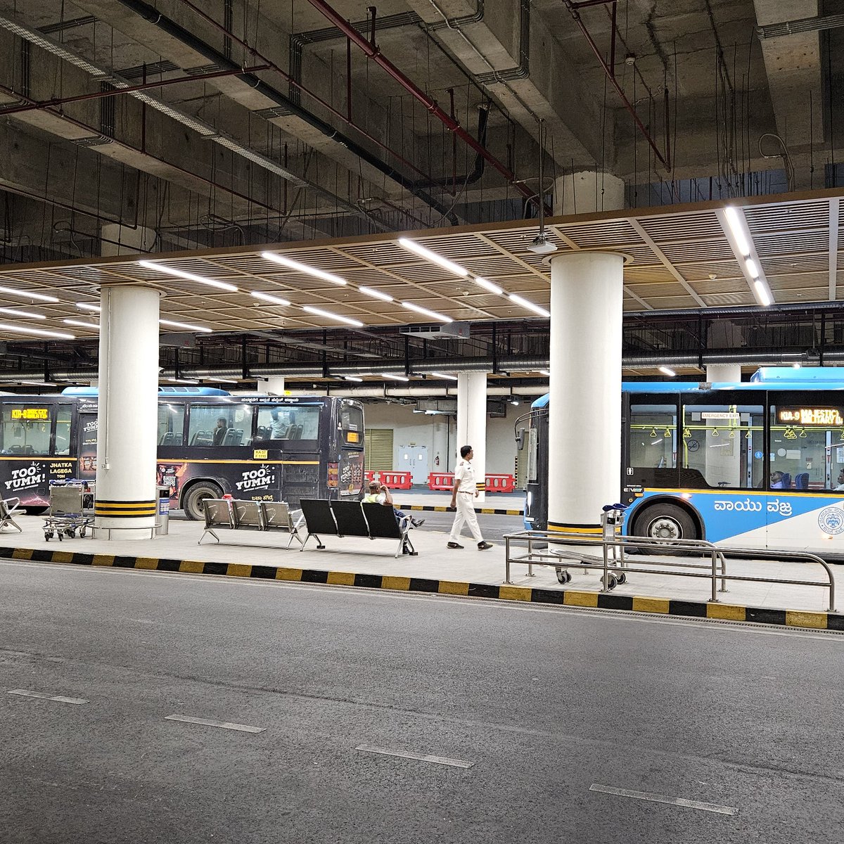 Premanand_P's tweet photo. Bengaluru airport bus bay at international terminal. Volvos for long distance and regular AC buses for city commute. Metro to Aiport is almost done. I had hope that Parandur will have better facilities than this. Everything is screwed now
cc: @UpdatesChennai https://t.co/s3J89b7pNx