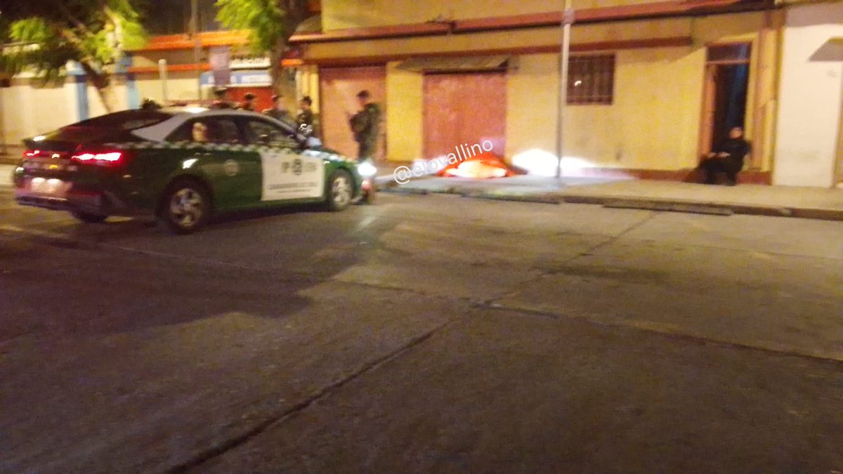 pizarroviera's tweet photo. #Ovalle #ahora fallecida por herida de proyectil balístico en calle colindante al mercado municipal, se trata de mujer #carabineros #samu #seguridadmunicipal en el lugar. Se espera instrucciones del ministerio público #EnDesarrollo @elovallino https://t.co/Y3gUQutOLk