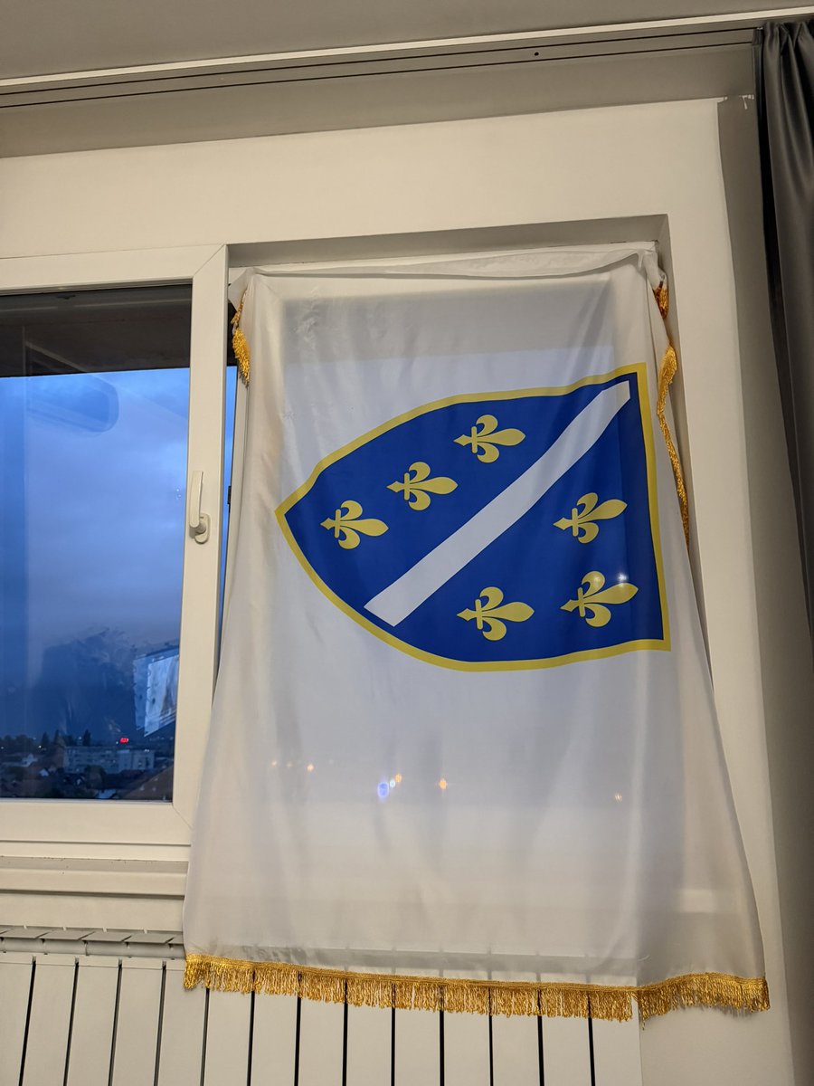 pilpille's tweet photo. nikad je neću skinuti, nikad!! https://t.co/qJOAouAWKE