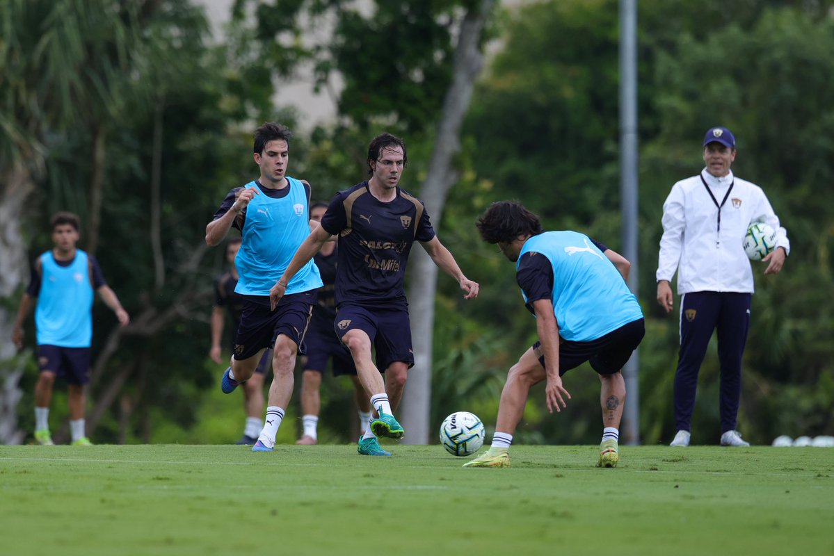 PumasMX's tweet photo. Segunda sesión del día, con mucho futbol y poniendo la garra Puma en cada jugada 🐾⚽️ 

#UnidosPorLaHistoria https://t.co/VW3GL3uFZp