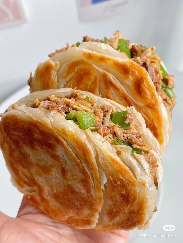 BiteBlissDaily's tweet photo. Is this a Chinese burger or a Japanese burger? 🤔

#ChineseBurger #JapaneseBurger https://t.co/X2G2T3INfg