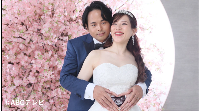 abc_knightscoop's tweet photo. 今週のナイトスクープ3本目は…

「うまく笑えない夫」

大阪府の女性（３３）から。私の夫はとても優しくて家族思いなのだが、一つだけどうしても切実に困っていることがある。それは「写真を撮る時に、全く自然な笑顔ができない」ということ。緊張からなのか、笑えずに、こわばった顔になったり、頑張って笑ってはいても不自然で、どこか胡散臭い、なんともいえない表情になってしまうのだ。本人も自覚があり、写真を撮るたび、お互いに微妙な空気に…。普段の自然な笑顔で撮れたら、という思いが毎回、頭をよぎる。今、１歳の娘がいるのだが、子どもも成長していき、家族で記念写真を撮る機会はドンドン増えていくと思う。せっかくの大切な思い出を、自然で温かい笑顔で残したい、というもの。早速、依頼者の夫の写真を見せてもらうと胡散臭さ満載で、口角自体が上がっておらず、ウエディングフォトさえも笑っていない。夫曰く「笑顔を作る練習をしてこなかったから」だそうで・・・