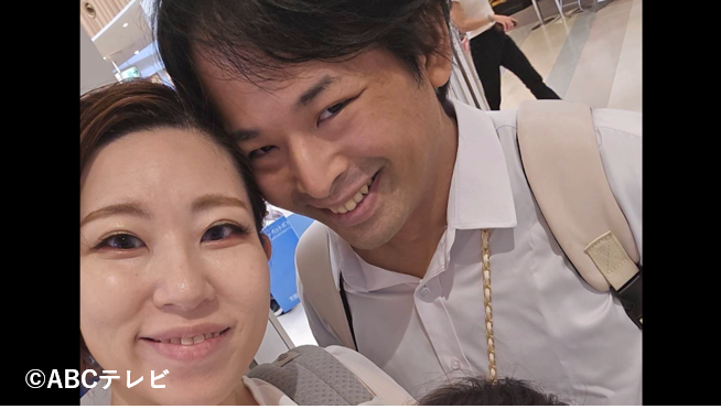 abc_knightscoop's tweet photo. 今週のナイトスクープ3本目は…

「うまく笑えない夫」

大阪府の女性（３３）から。私の夫はとても優しくて家族思いなのだが、一つだけどうしても切実に困っていることがある。それは「写真を撮る時に、全く自然な笑顔ができない」ということ。緊張からなのか、笑えずに、こわばった顔になったり、頑張って笑ってはいても不自然で、どこか胡散臭い、なんともいえない表情になってしまうのだ。本人も自覚があり、写真を撮るたび、お互いに微妙な空気に…。普段の自然な笑顔で撮れたら、という思いが毎回、頭をよぎる。今、１歳の娘がいるのだが、子どもも成長していき、家族で記念写真を撮る機会はドンドン増えていくと思う。せっかくの大切な思い出を、自然で温かい笑顔で残したい、というもの。早速、依頼者の夫の写真を見せてもらうと胡散臭さ満載で、口角自体が上がっておらず、ウエディングフォトさえも笑っていない。夫曰く「笑顔を作る練習をしてこなかったから」だそうで・・・