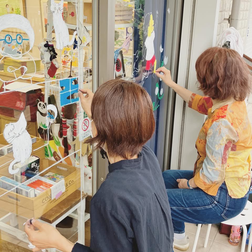 TKanchiku's tweet photo. 今日からはじまる「#科学の芽えほん のひみつ」展。原画とパネルはもちろん、実験コーナーも楽しめます！
『#たんたんタンポポのひみつ 』の #山本久美子 さん、『#ネコは天気をあてられる？ 』の #高橋和枝 さんにも、ガラス扉に絵を描いていただきましたよ✨
31日まで🌱
#クーベルチッブ 
#講談社 https://t.co/uOZ2uSre5M