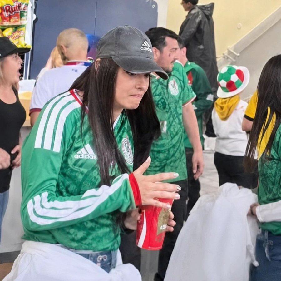 TTendenciaX's tweet photo. "Mexicana":
Porque filtraron la cara de la mujer que le arrojó una bebida a un anciano ecuatoriano tras el triunfo de México. https://t.co/MJzp98uy9E