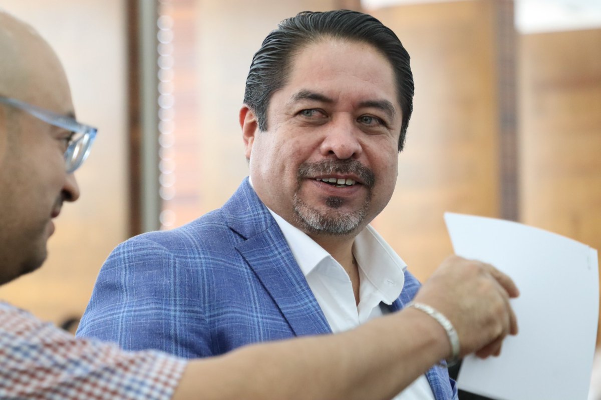 DanielaSPFA's tweet photo. 🤝 El día de hoy, en la @SPFAGobPue, agradecemos el compromiso, la dedicación y el profesionalismo de @Ochoa_Puebla durante su gestión como Subsecretario de Egresos.

👋 Al mismo tiempo, damos la más cordial bienvenida al C.P. Juan Carlos Valdez Zayas, quien asume esta importante responsabilidad con el compromiso de seguir fortaleciendo las finanzas públicas en beneficio de las y los poblanos.

🏛️ Bajo el liderazgo del Gobernador @armentapuebla_, continuamos trabajando por una administración responsable, eficiente y cercana a la ciudadanía.

#PorAmorAPuebla ❤️
