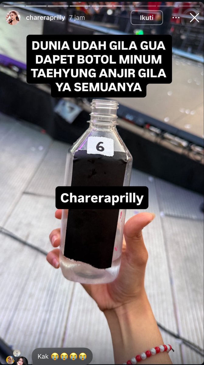 Echa_yaEcha's tweet photo. ✨ARMY INDONESIA MINUM SEBOTOL SAMA KIM TAEHYUNG 📸✨

Iri sama inter yg dpt fan service bangtan kek masih gmpg lah ya move on nya. Tapi ini indomy anjayy!! sekali lagi indomy!! 😭🫵🏻

Step 1 = minum kek biasanya
Step 2 = masih asik minum
Step 3 = nyari target
Step 4 = nemu target! target di kunci
Step 5 = ngasih kode ke mba nya kalo mau dikasih botol minum nya. 
Step 6 = minum sebotol berdua taehyung 

Ikut happy buat mba nya tp ttp aja iri 😭😭