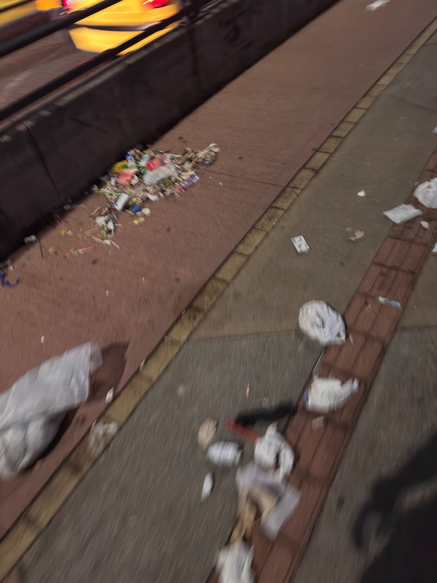Dyego_bt's tweet photo. @AlcaldiadeMed @FicoGutierrez a veces decimos que la ciudad está mejorando sobre todo si miramos al sur pero al norte cambia. El puente de la madre Laura no le cabe una raya más, 1 basura más y 1 gotera más. La regional los sumideros tapados y parque Juanes cayéndose a pedazos. https://t.co/Paoqo6xuNm