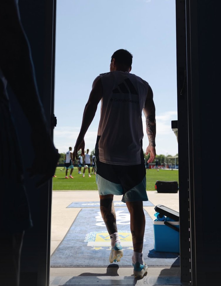 Teamleomessix's tweet photo. EL REY DEL JUEGO🐐🇦🇷!!!! https://t.co/mprs0hNE6f
