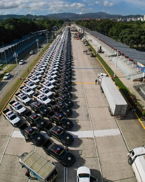 miguel_picon's tweet photo. Y digamos que no era muy difícil conseguir un unidad oficial, considerando los 300 que entraron sólo para patrullas (en 2025)

Patrullas que venían de usar Corolla 2020 (iraní y otros origenes), Corolla 2008, Hilux 2015 (varía un poco según ciudad) https://t.co/7Py9BvdayM