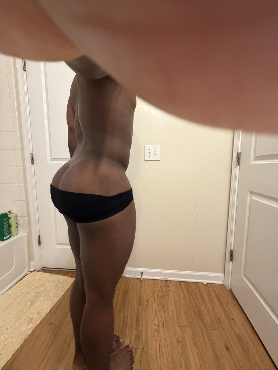 loganX125's tweet photo. I’m really 5’5 with no waist and a lot of ass https://t.co/GbaQs7g0e7