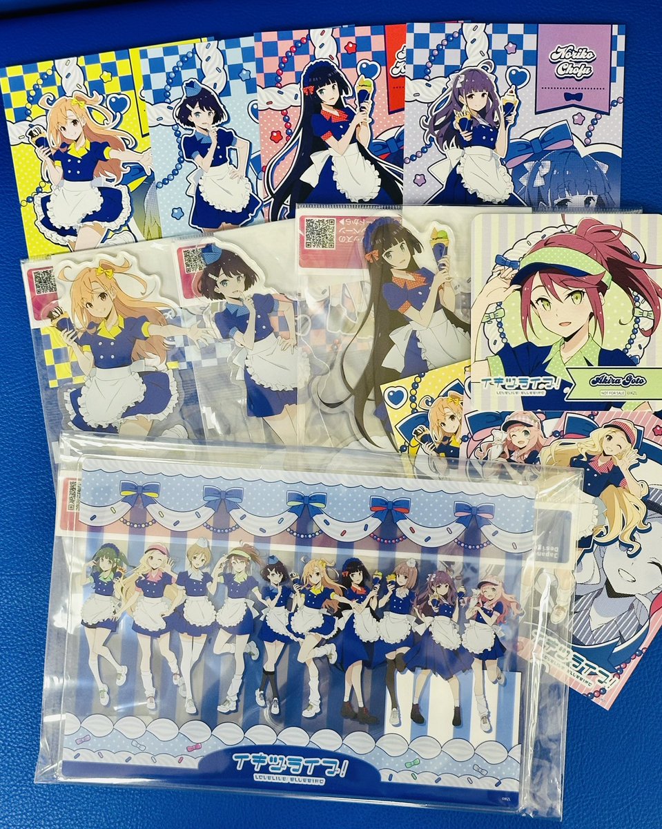 ohtaki_bashi's tweet photo. ラブライブ！イキヅライブ！が
ディッパーダンと地元・浅草で初コラボ✨
🪽
いきづらい部！最推しの麻衣、花火と主役ポルカのアクスタ買ったら特典カードもこの3人🥰
奇跡だよー！（沼津Aqoursの某先輩🍊
 #イキヅライブ #いきづらい部 
 #ディッパーダン #lovelive 
映えるクレープは恋文乙女純情派💌

イキヅライブは昨年5月にデビューして今年2月に1stライブを成��させたけど、外部との本格的なコラボは今回が初めてでは

グッズ販売店舗は浅草サテライトのお膝元にある老舗・松屋（牛丼屋じゃないよ）の一角

いきづらい部キャラがオサレなクレープ屋の店員に扮した可愛すぎる衣装、最高でした😻

アクスタ10人のうち花火ちゃんだけデカっ！
超ロングな髪とスカートの面積半端ないわ😆

ランダムの特典カードは何とアクスタを買った麻衣、花火、ポルカと人気キャラののりこ

🍊

奇跡だよー！ってイキヅライブ世界では既に伝説になってると思われる千歌ちゃんネタを擦ってたら、バンドリ🧭MyGOとAve Mujicaの聖地・池袋サンシャインシティのディッパーダン店舗で沼津出身の玲ちゃんのコースター当たって横転🚴‍♂️

やっぱり、浅草組推しです���😄

🪽

コラボクレープをユニット企画のこーるみー!!!📞、既読待ちLovers📱ではなく恋文乙女純情派💌にしたのは推しキャラではなく味の好み

映え写真を撮るのにめっちゃ便利なクレープ立てを貸して下さった店員さんに圧倒的感謝😭
（カイジ小並感）

2ndライブもめっちゃ楽しみだし、ライブグッズも爆買いするぞ！