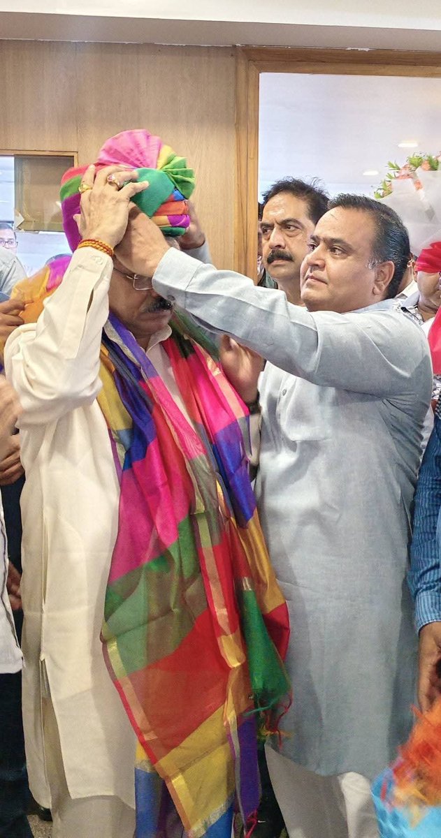 KBhardwajBJP's tweet photo. जिला उपाध्यक्ष,भाजपा शाहदरा का दायित्व मिलने के उपरांत दिल्ली प्रदेश अध्यक्ष श्री @hdmalhotra जी से शिष्टाचार भेंटकर इस महत्वपूर्ण दायित्व के लिए आभार प्रकट किया ||

@narendramodi @NitinNabin @PavanRanaRSS
@highlight https://t.co/YK1rDfCVfM