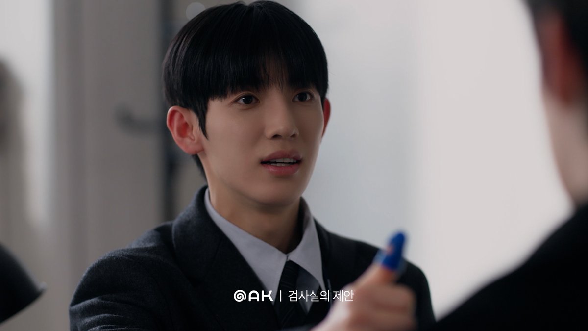 studio_oak_kr's tweet photo. [검사실의 제안⚖️] 4화 스틸컷

“너 아직도
그날에 갇혀있어.”

그의 가장 아픈 상처를 알아본 사람은
그를 가장 미워하던 사람이었다.

점점 흔들리기 시작하는 두 사람의 거리.

<검사실의 제안> 매주 (금) 웨이브(Wavve) 방송!
🔗https://t.co/IH0Cpxs291

#검사실의제안 #TheProsecutorsProposal #BL
#김윤식 #박시우
#오크컴퍼니 #OAKCOMPANY
