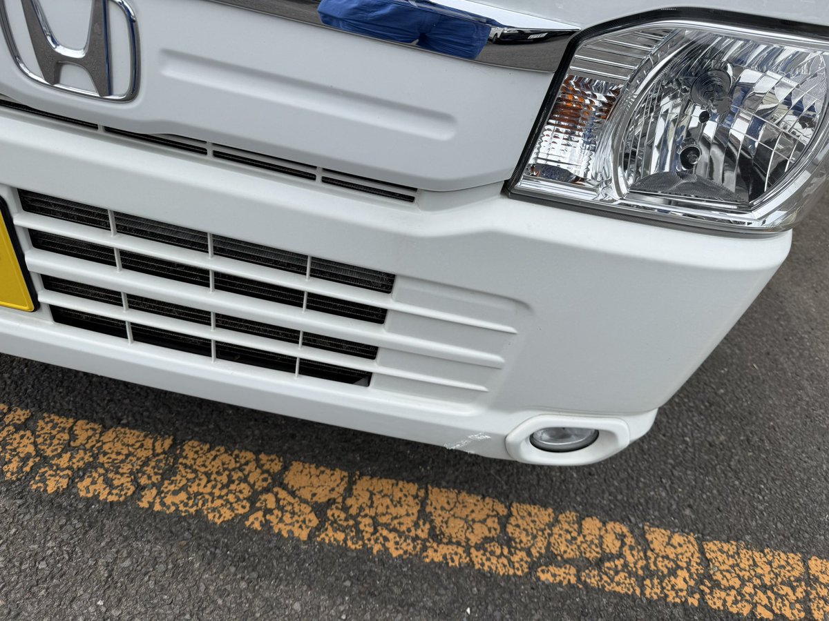 teammho's tweet photo. じいさん

「車の歯が抜けてるんだ！」

僕

「車に歯はありません」

じいさん

「あるんだって！」

来店

フロントを確認

僕

「あー、これですね」

コンデンサのフィンがボロボロ

じいさん

「ほら！歯抜けだ！」

僕

「まあ見えなくもないですね」

じいさん

「入れ歯作れる？」

僕

「車は歯医者じゃ治りません」

じいさん

「なんだよ」

人生初。

コンデンサを虫歯扱いされた。

じいさん

「なら介護保険でなおしてくれや」

僕

「車には車両保険かけて下さい！これは保険じゃ直せないですけど、、」
