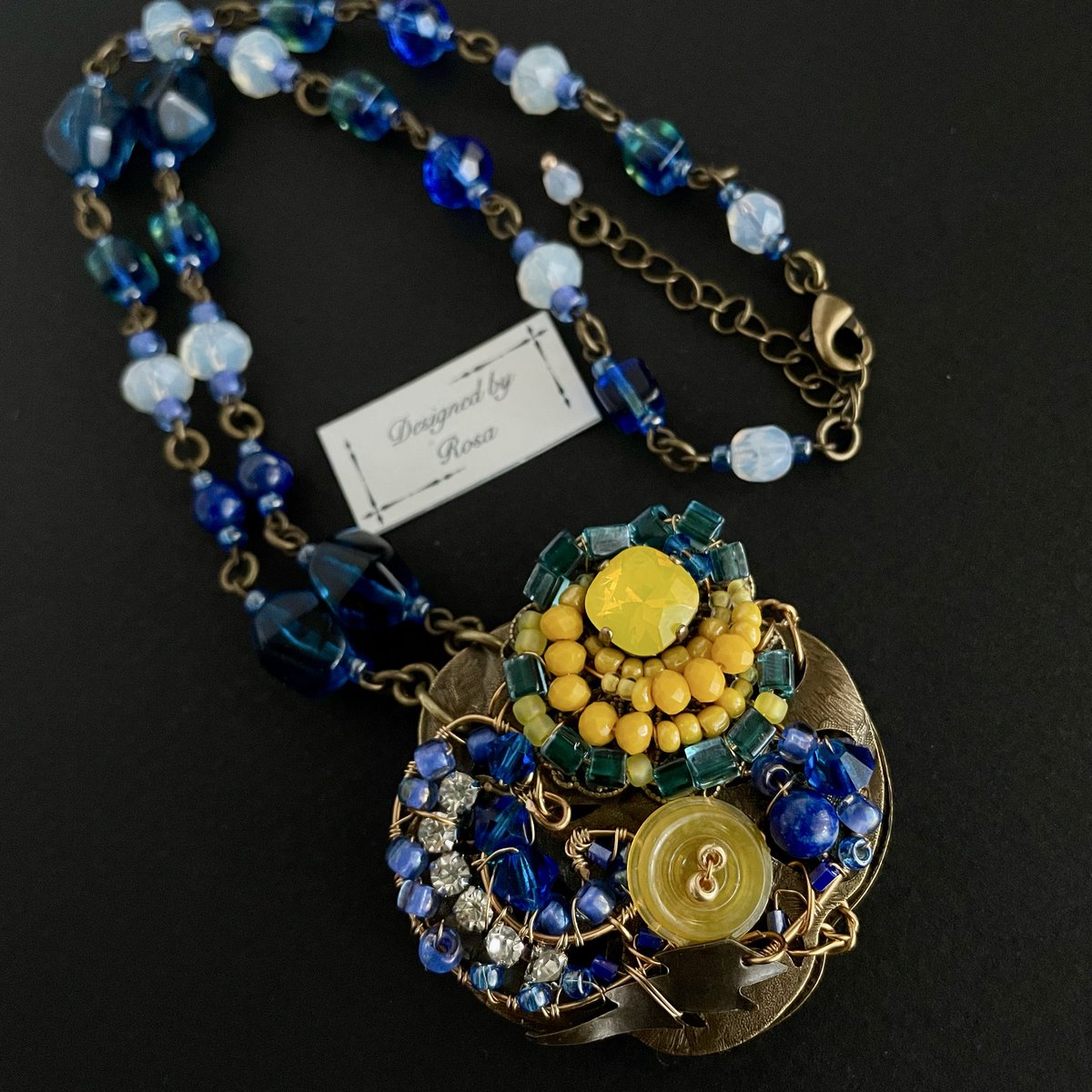 designedbyrosa1's tweet photo. Creema企画　ゴッホ2026 星月夜　
コスチュームジュエリーネックレス、イヤリング、イヤーフック掲載済み⇒https://t.co/ViY10W8qVg
#ゴッホ2026   #星月夜　#青と���色　#blueandyellow #starrynight  #costumejewelry https://t.co/az0HIHPD0F