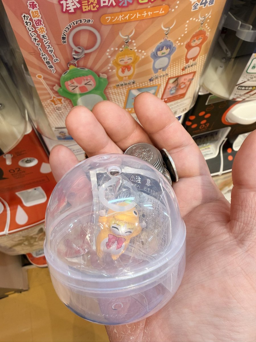 rainmaker198509's tweet photo. ぼざろのガチャガチャ、気合い入れて2000円分両替して1発目で虹夏ちやん出て嬉しい反面、財布の中小銭じゃらじゃらで重い。 https://t.co/lZtUunBSAE