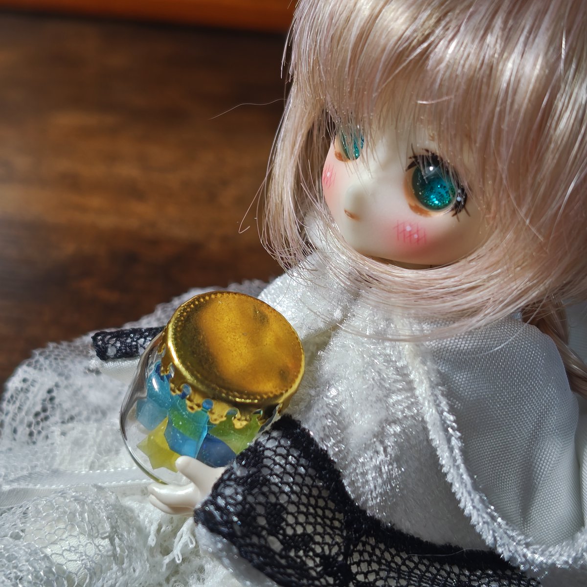 nekoitiomoti's tweet photo. 青色が大好きで青いものばっかり作っている猫市(ねこいち)です。夜・猫・薬モチーフ、鉱物、ドール、レトロなものが大好き。短編書いたり絵描いたり好きなことしてる。今月デスマーチが確定しているので生き残りたい。 #7月になったのでフォロワーさんに自己紹介しようぜ https://t.co/XNlEENXkh9