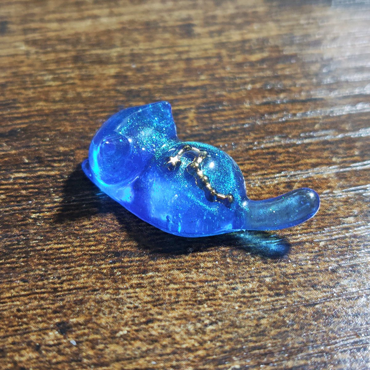 nekoitiomoti's tweet photo. 青色が大好きで青いものばっかり作っている猫市(ねこいち)です。夜・猫・薬モチーフ、鉱物、ドール、レトロなものが大好き。短編書いたり絵描いたり好きなことしてる。今月デスマーチが確定しているので生き残りたい。 #7月になったのでフォロワーさんに自己紹介しようぜ https://t.co/XNlEENXkh9